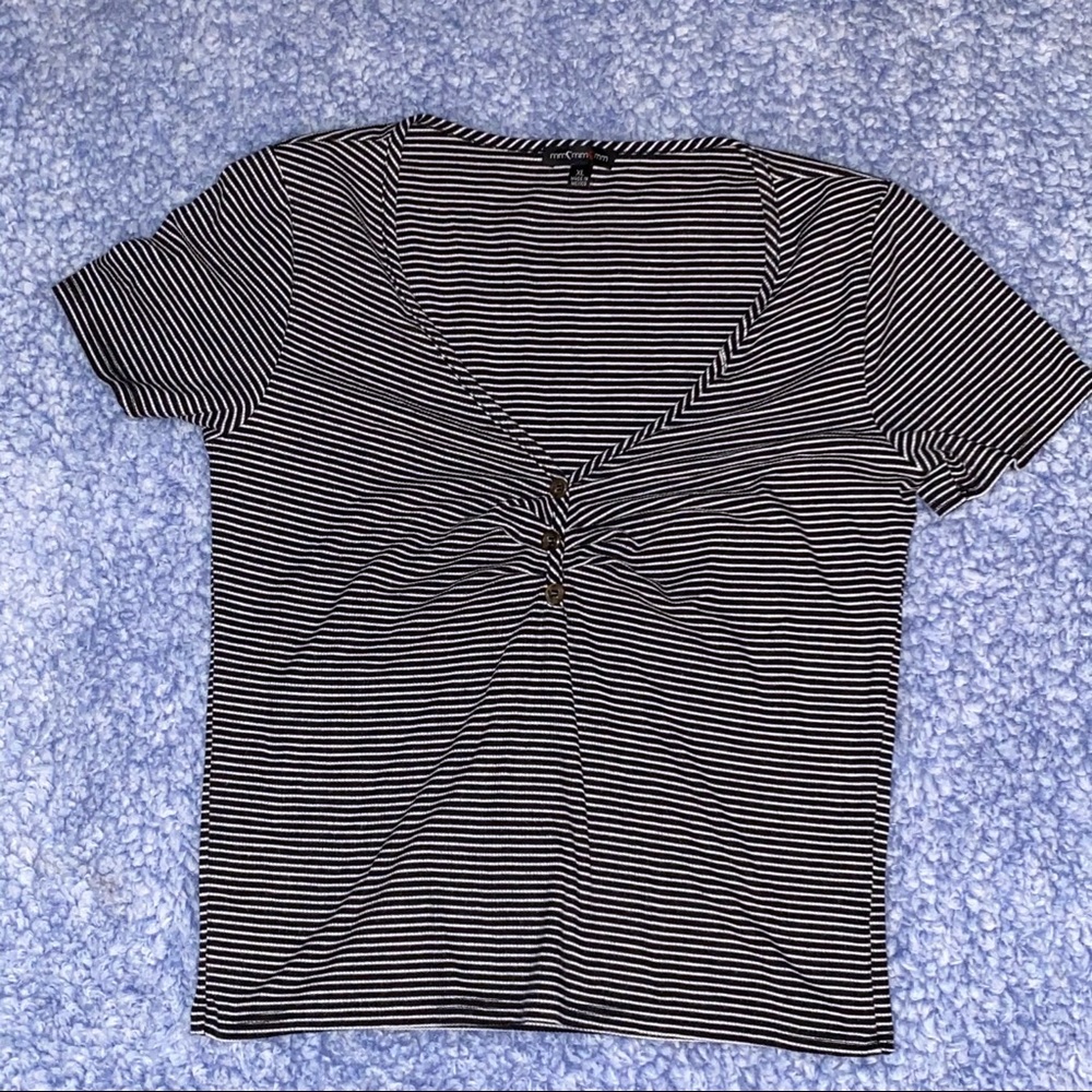 Black and white striped top 🦋